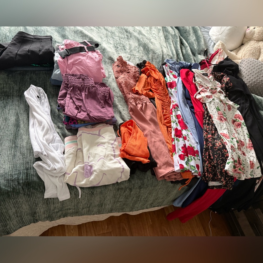 30+ Pieces – Size S/M – HUGE Women’s/Teen Clothing Lot